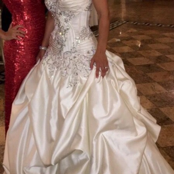 Wedding dress - Picture 2 of 5